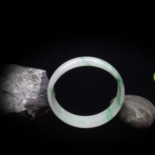 缅甸天然翡翠玉手镯内径53.5MM(此手镯有裂，故低价出售)