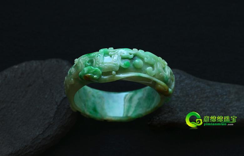 雕花翡翠手镯 意蕴丰厚高雅 给我们带来了不一