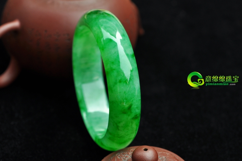 同为翡翠A货 翡翠手镯价格为何差额那么大_翡