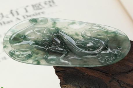 一鸣惊人天然缅甸老坑冰糯种翡翠龙挂件