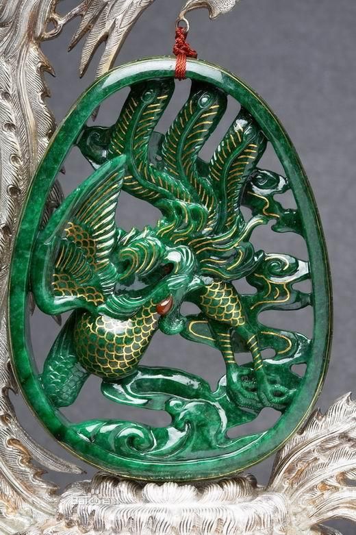 领衔翡翠凤凰 上海电影节郭金佩玉高贵亮相夺