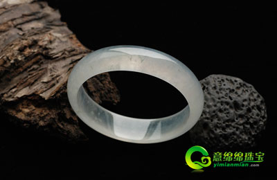 精品翡翠手镯 <em>女性</em>腕间绝佳风景线_翡翠投资_