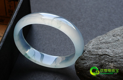 精致天然翡翠玉手镯 彰显女性的贵气脱俗_翡翠