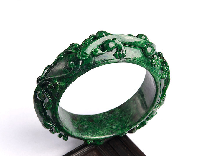 非所有绿色翡翠都价值连城 如干青翡翠与豆绿翡翠_珠宝知识_意绵绵珠宝翡翠品牌