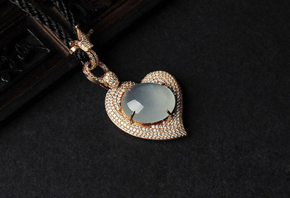 蛋面秀美玲珑 镶嵌翡翠胸坠成就您的娇媚高贵_翡翠选购_意绵绵珠宝翡翠品牌