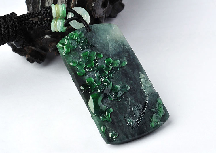 景外生情情中生景 翡翠山水牌雕刻家寄以悠然情思_翡翠鉴赏_意绵绵珠宝翡翠品牌