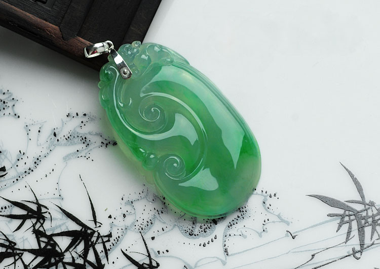 翡翠如意似楚楚女子 柔情似水亦坚韧如玉_翡翠选购_意绵绵珠宝翡翠品牌