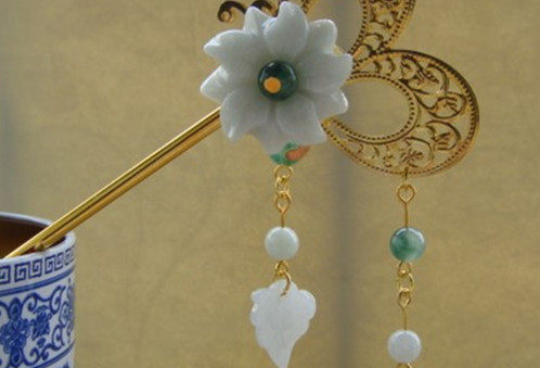 一步一摇步步生莲 簪翡翠步摇之女子淹然百媚_翡翠鉴赏_意绵绵珠宝翡翠品牌